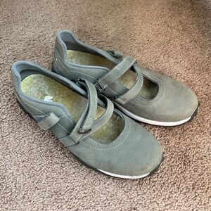Timberbalnd grey Mary Jane walking flats size 7.5 (fits like 8)